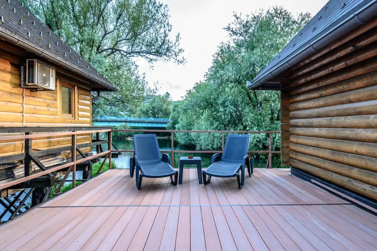 House on piles, Una river 'Apartman Una'