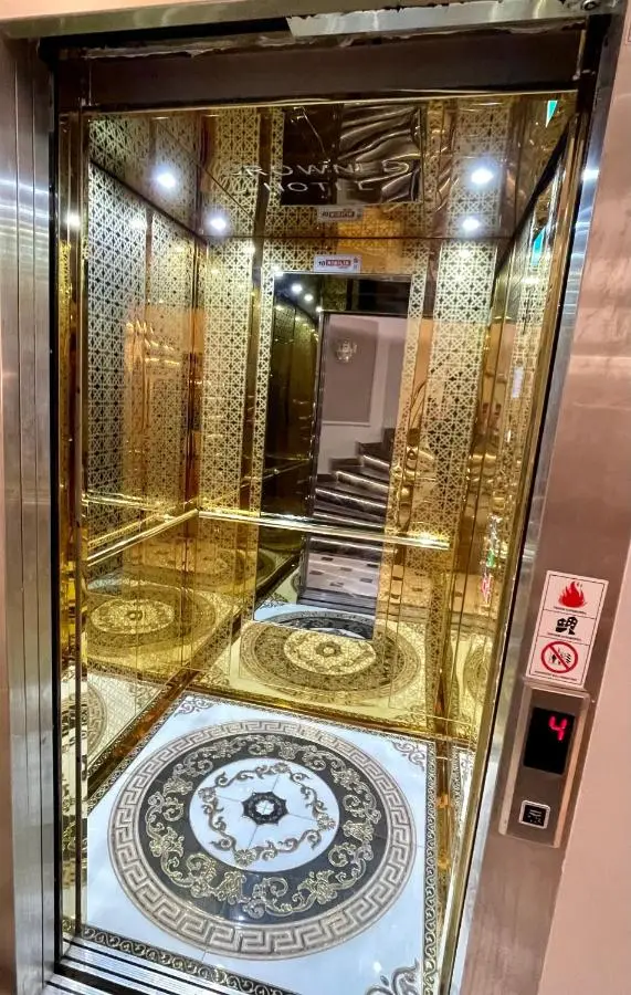 Crowned Hotel