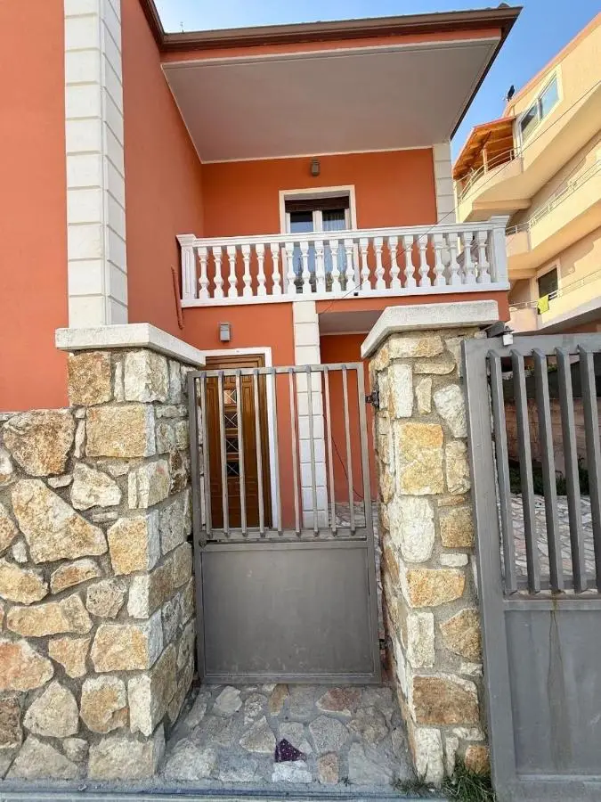 Villa Joli - Spacious Houses with Yard & Parking in Central Vlore