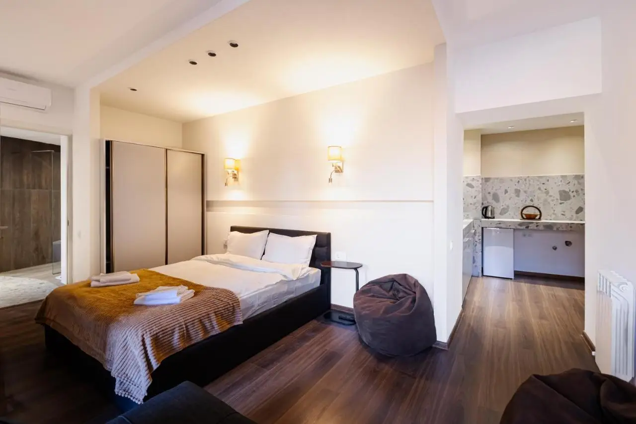 Apart Meidani - Stylish Old Town Apartment with Balcony & Synagogue View