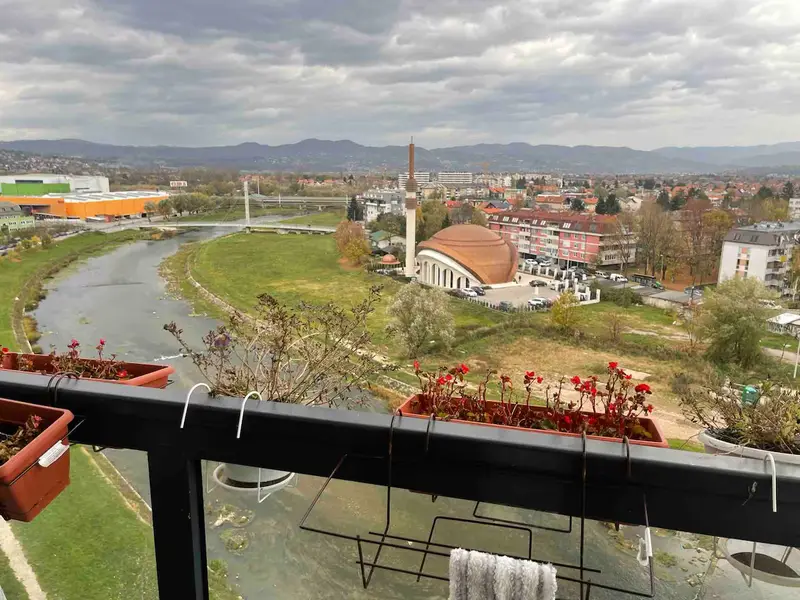 Apartment overlooking the Elijah River from all rooms