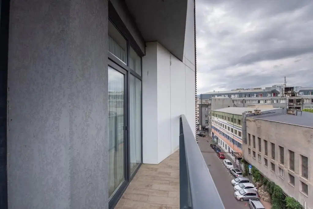 2-Bedroom Apartment with Spacious Balcony - Self Check-In - 5 Min to Metro