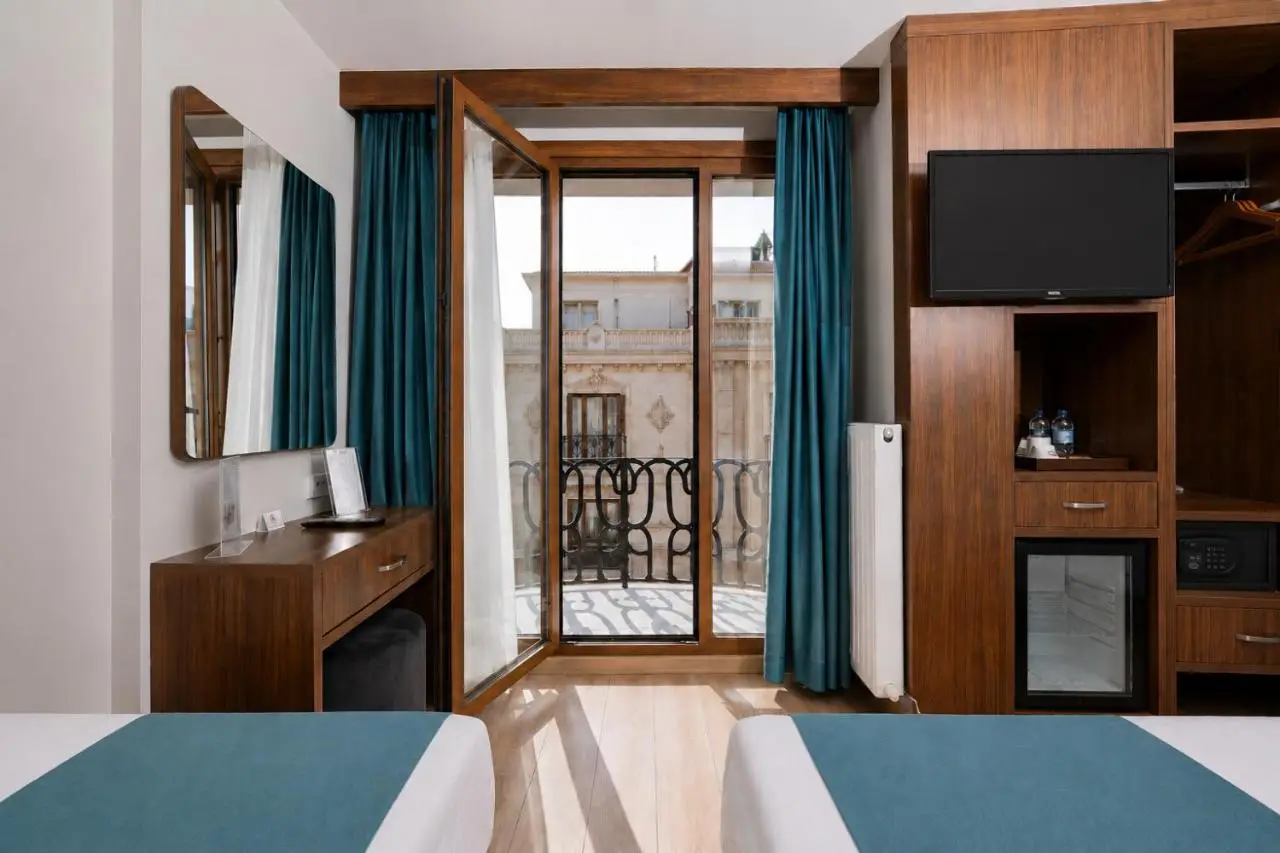 Weingart Black Tulip Hotel
