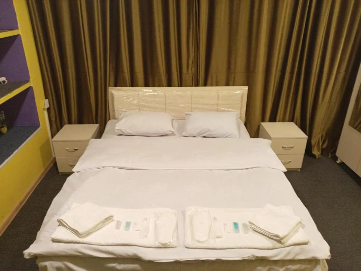 Baku Express Guest House - PRIVATE rooms with SHARED bathrooms