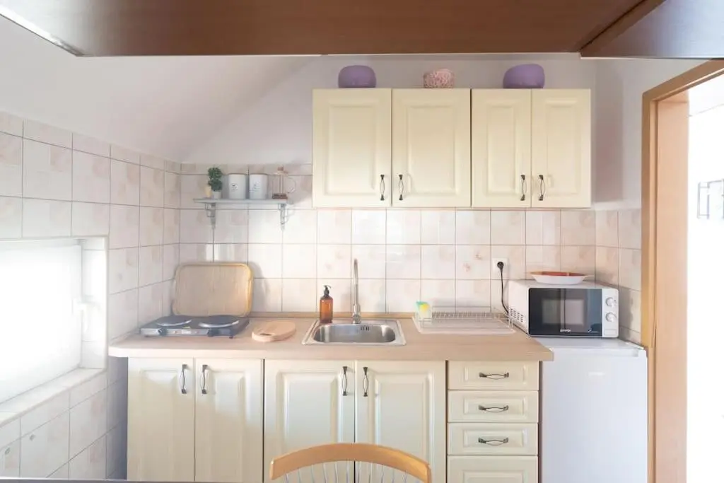 Bright&Cozy flat+balcony near Airport FREE Parking