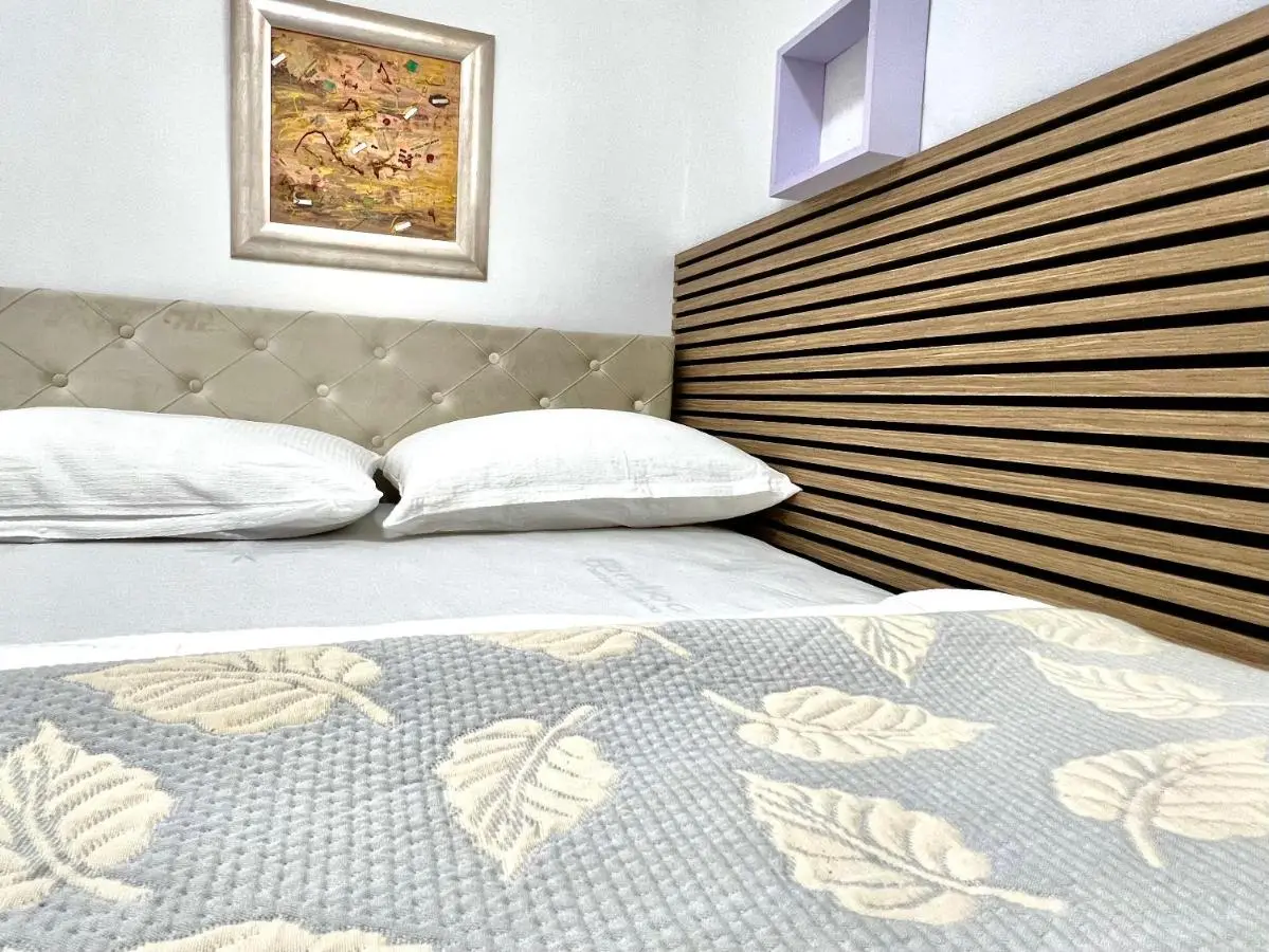 Modern Two-Bedroom Apartment with Garden & Parking