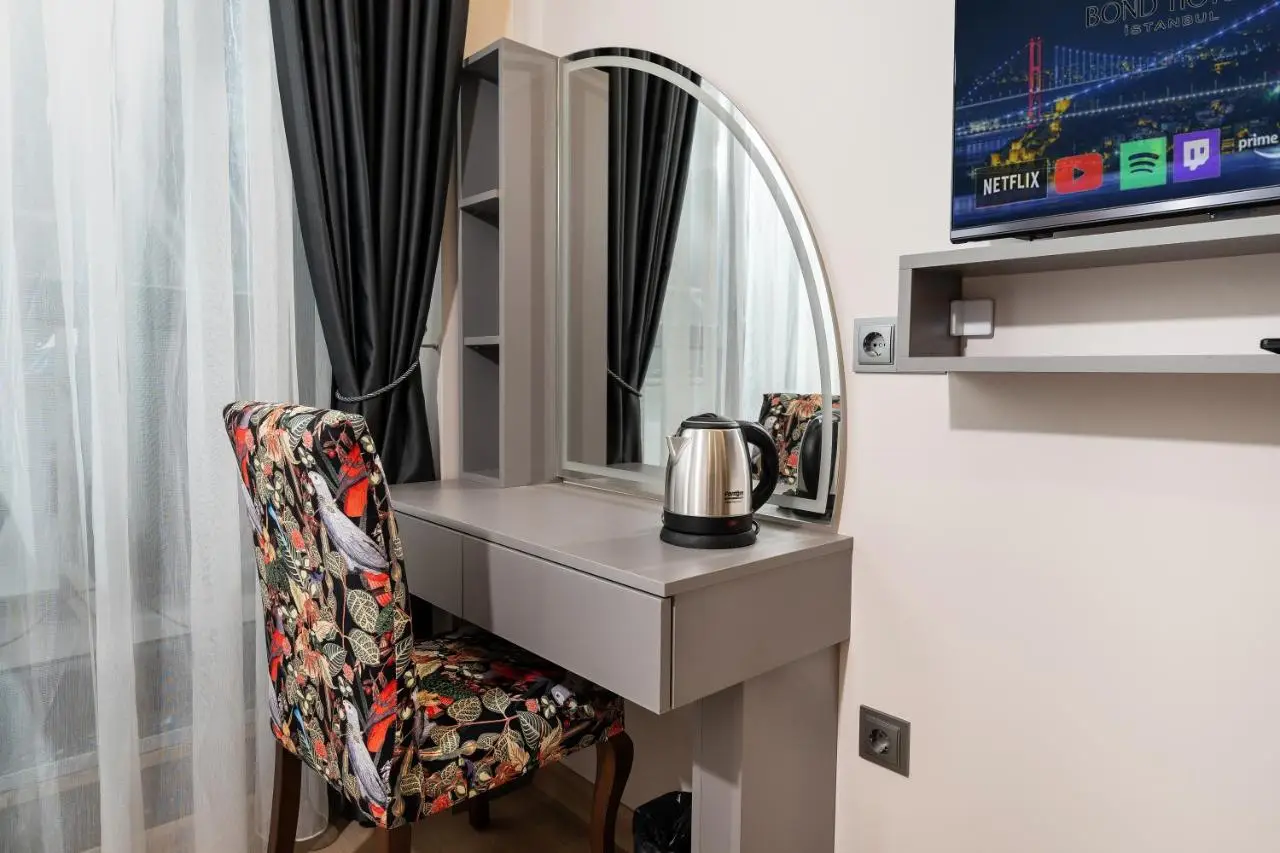 Bond Hotel
