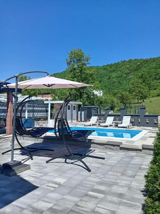 Holiday House White Hill
