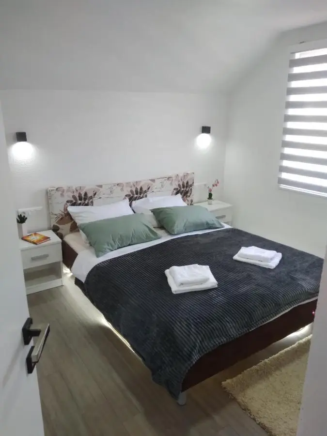 Holiday House White Hill