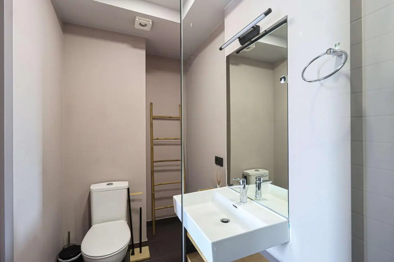 Wehost Apartment - On-site Pool & Gym - Not Included