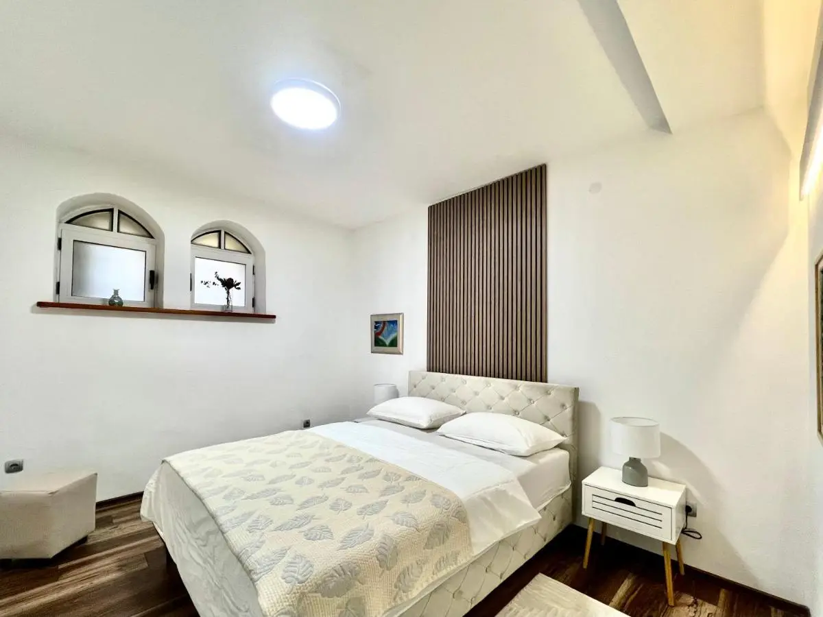 Modern Two-Bedroom Apartment with Garden & Parking