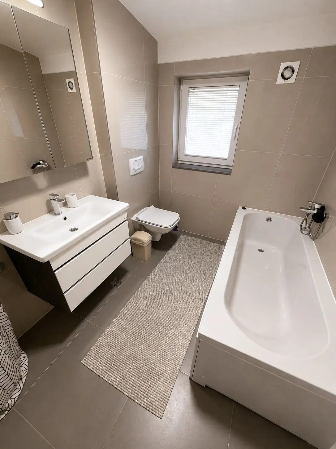 VillaGreenDream: 10 Min from Airport, Free Parking