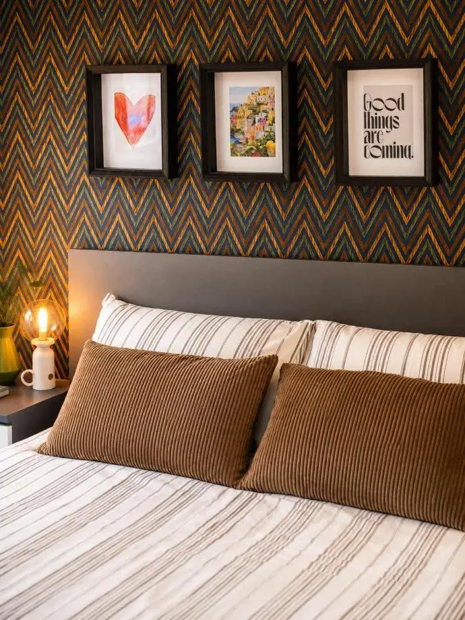 Hadrian Modern Amber Apartment in Prime Old Town Location
