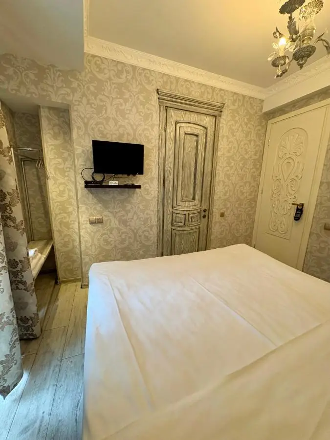 34 Silver Rooms