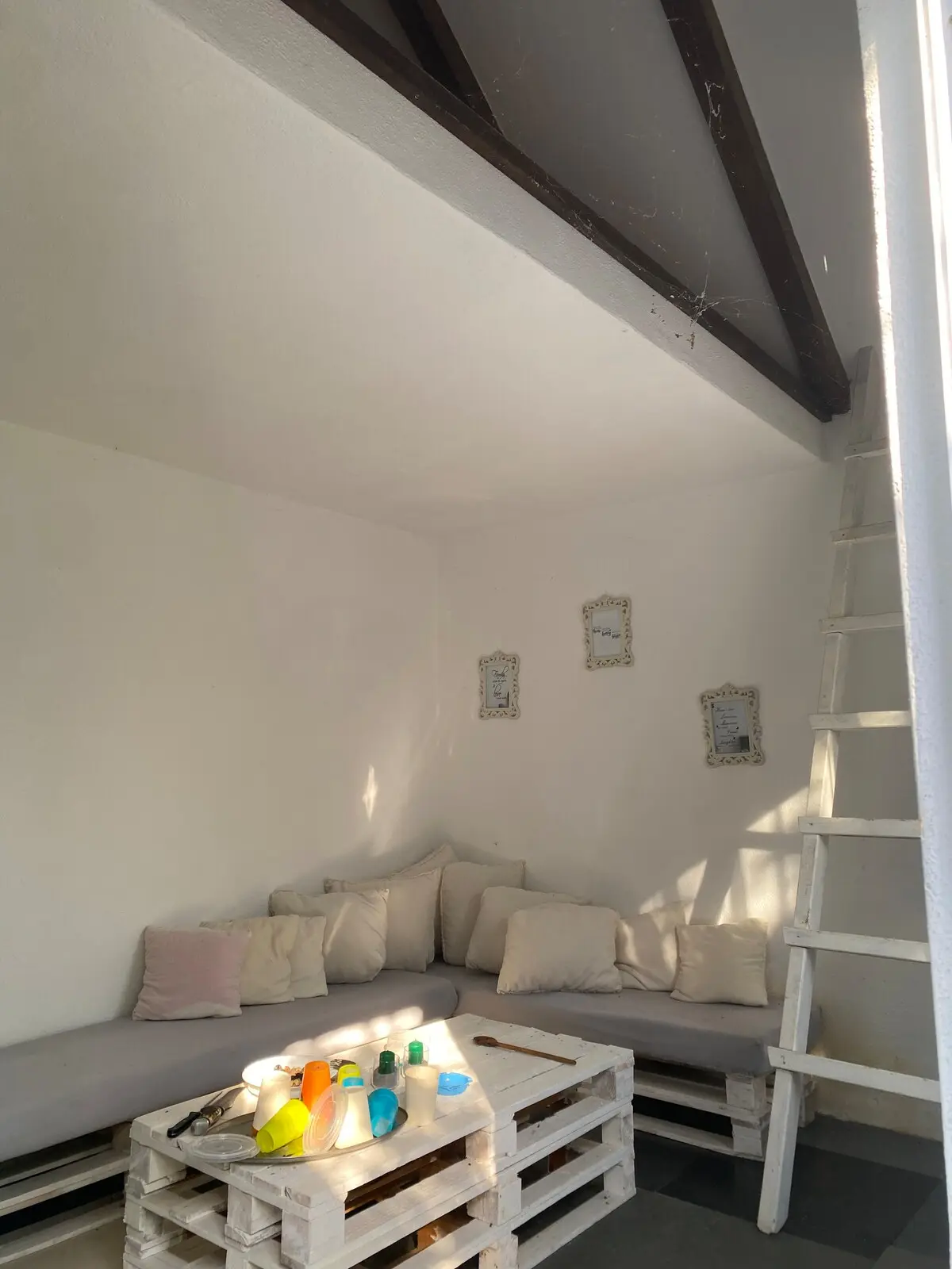 Villa La Familia, exclusive