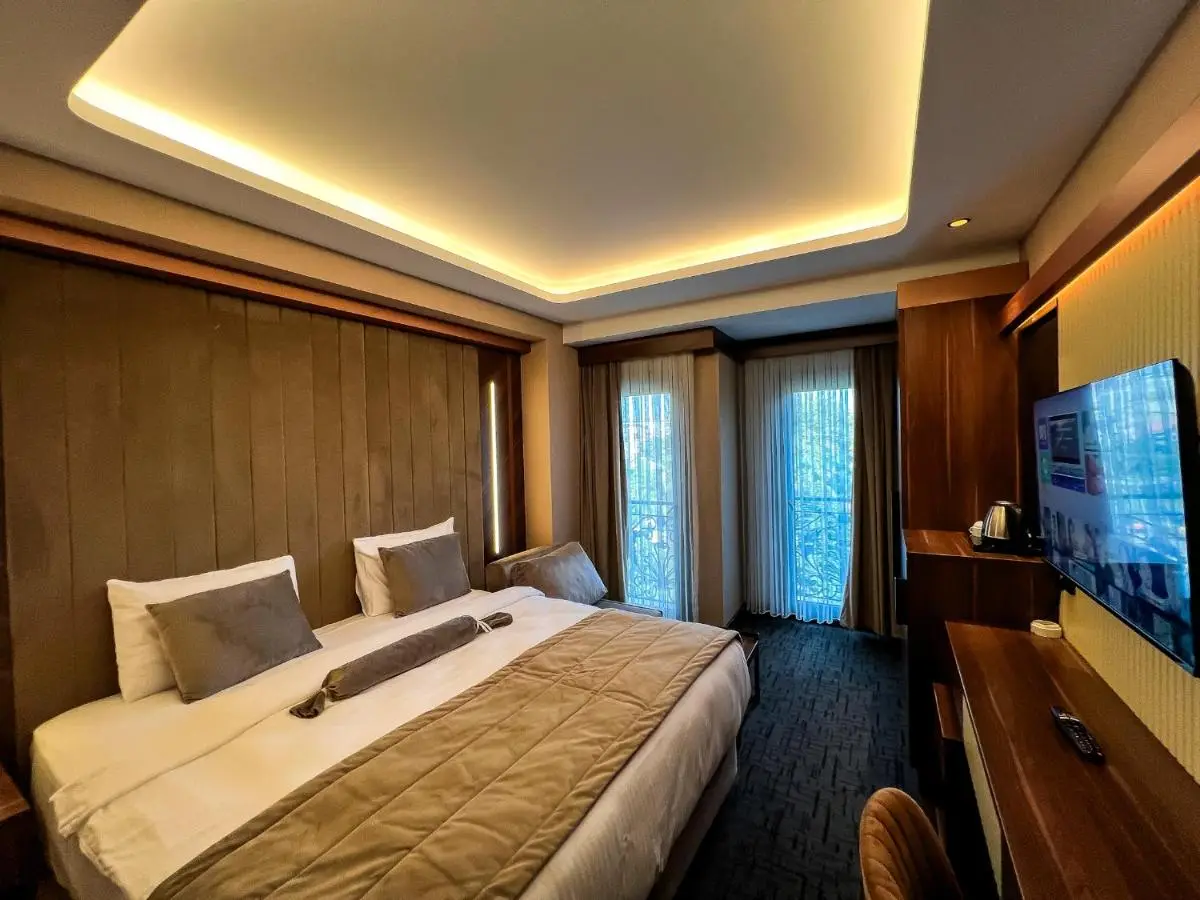 THE PARK HOTEL