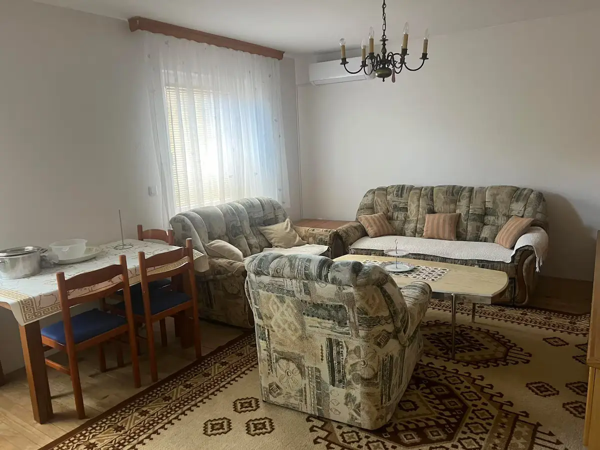 House with a large courtyard and parking, 3 air conditioners!