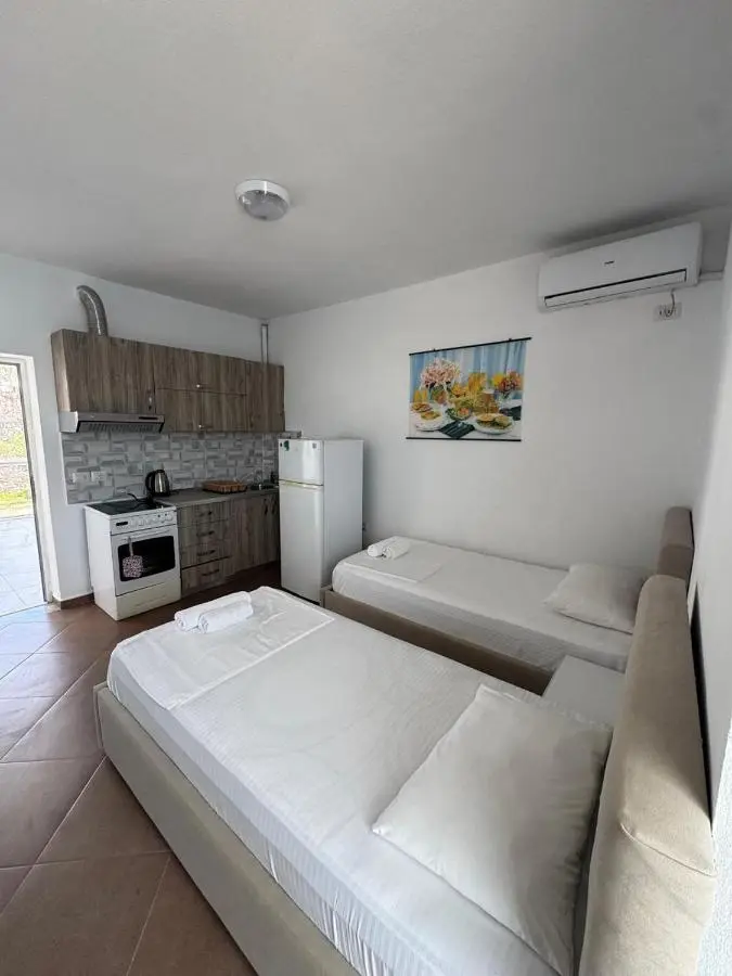 Redi's Seaview Apartments