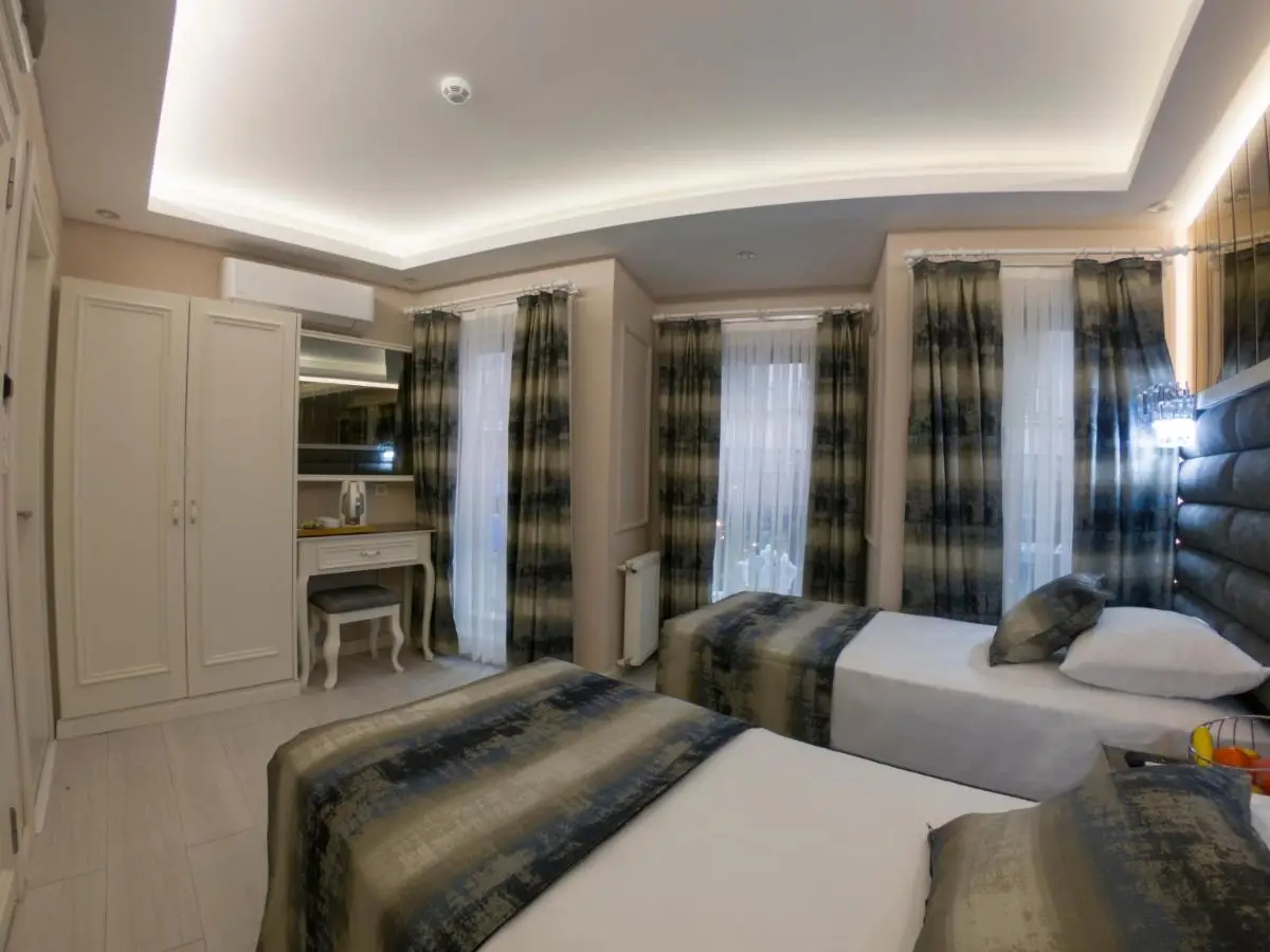 Crowned Hotel