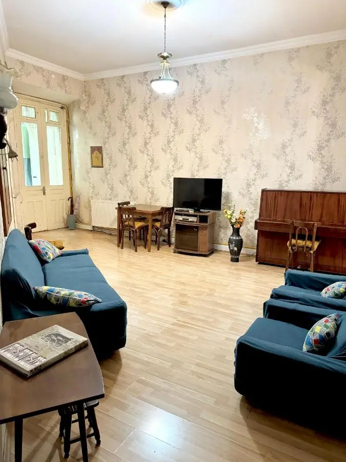 Old Tbilisi Authentic spacious 3BR Apartment with Balcony, Walk to Freedom Sq, Family friendly
