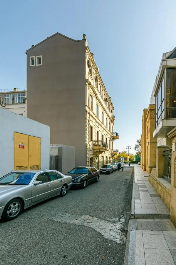 Azneft Square Deluxe Apartment