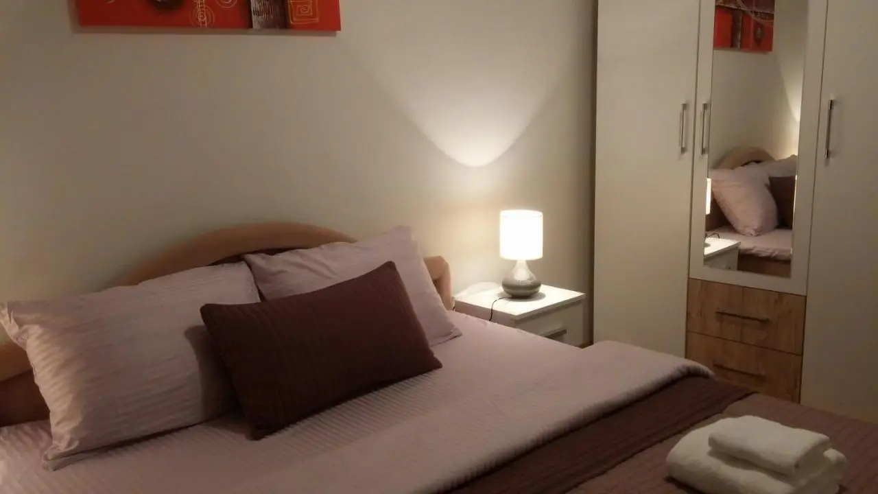 Quiet Apartment in City Center, Free Private Parking