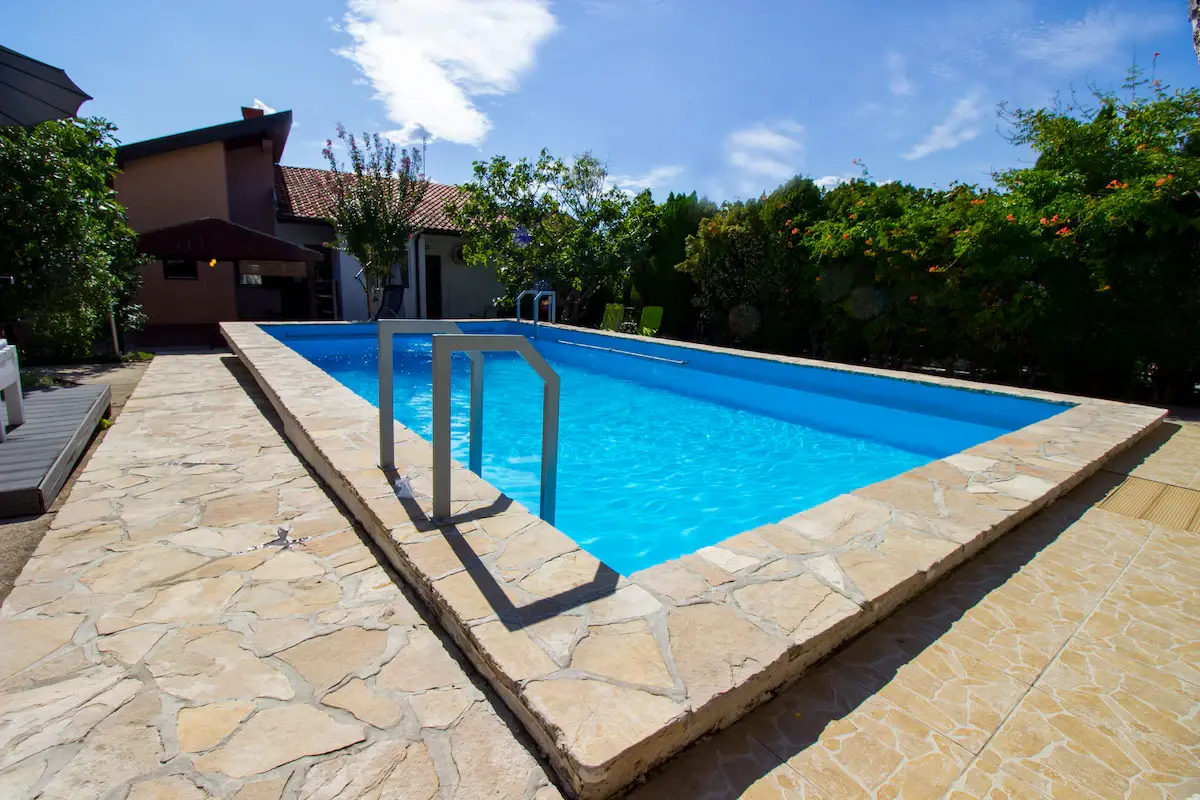 Sunshine Apartment – Pool, River & Garden Oasis