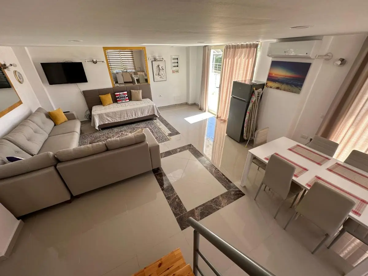 Shkreli Private Entrance Duplex Apartment , Partial Sea View, 3 min from the beach