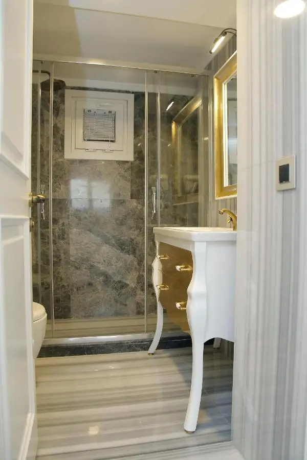 Art Nouveau Pera