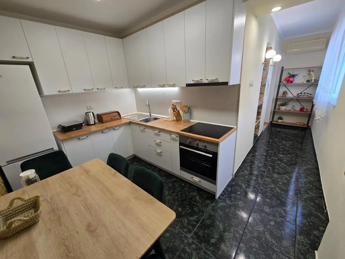 Old Soul, Modern Comfort Apartment