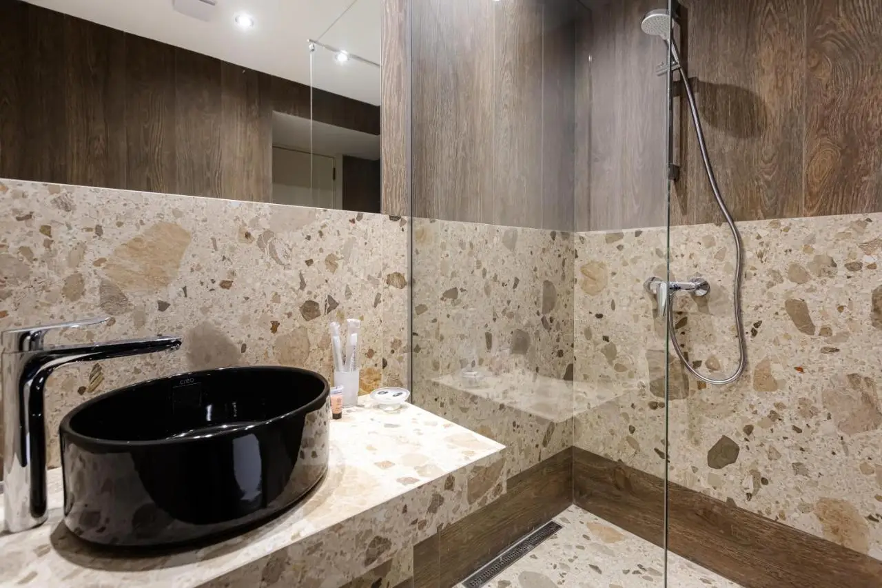 Apart Meidani - Stylish Old Town Apartment with Balcony & Synagogue View