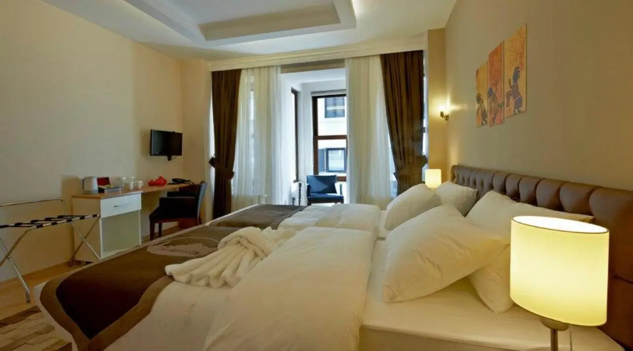 Retropera Hotel