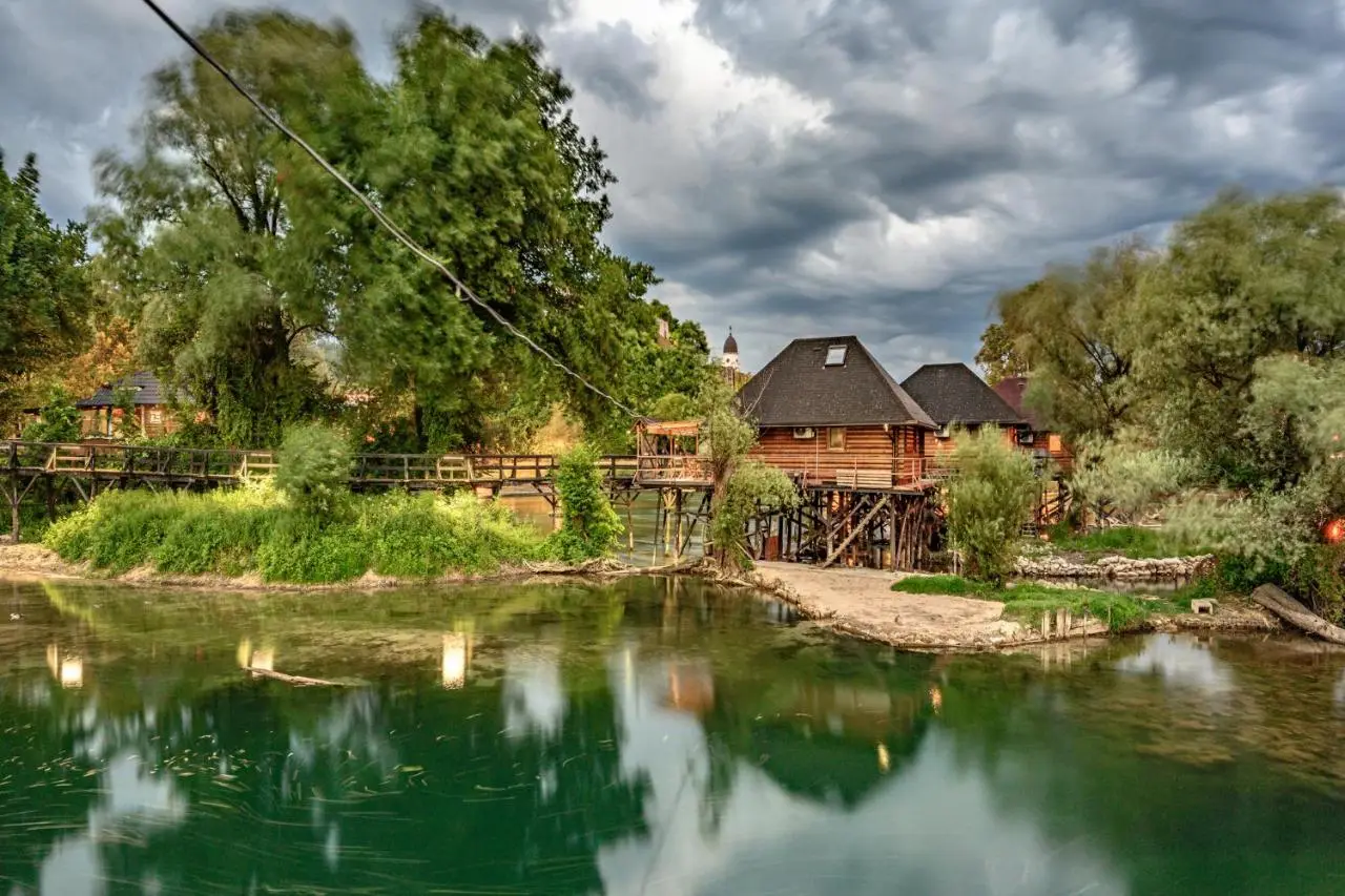 House on piles, Una river 'Apartman Una'