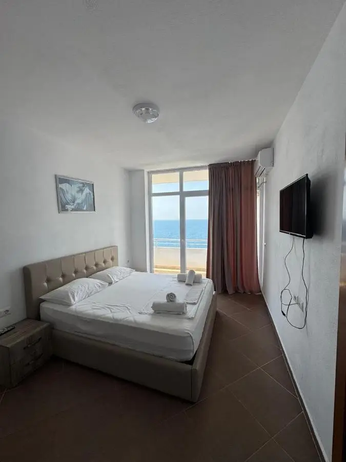 Redi's Seaview Apartments