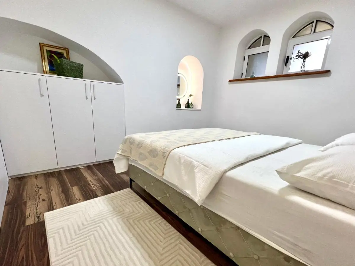 Modern Two-Bedroom Apartment with Garden & Parking