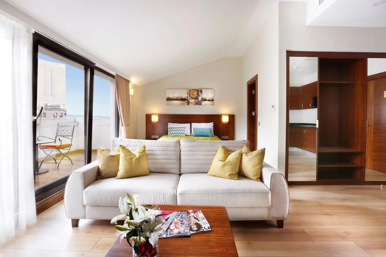 The White Orient Hotel