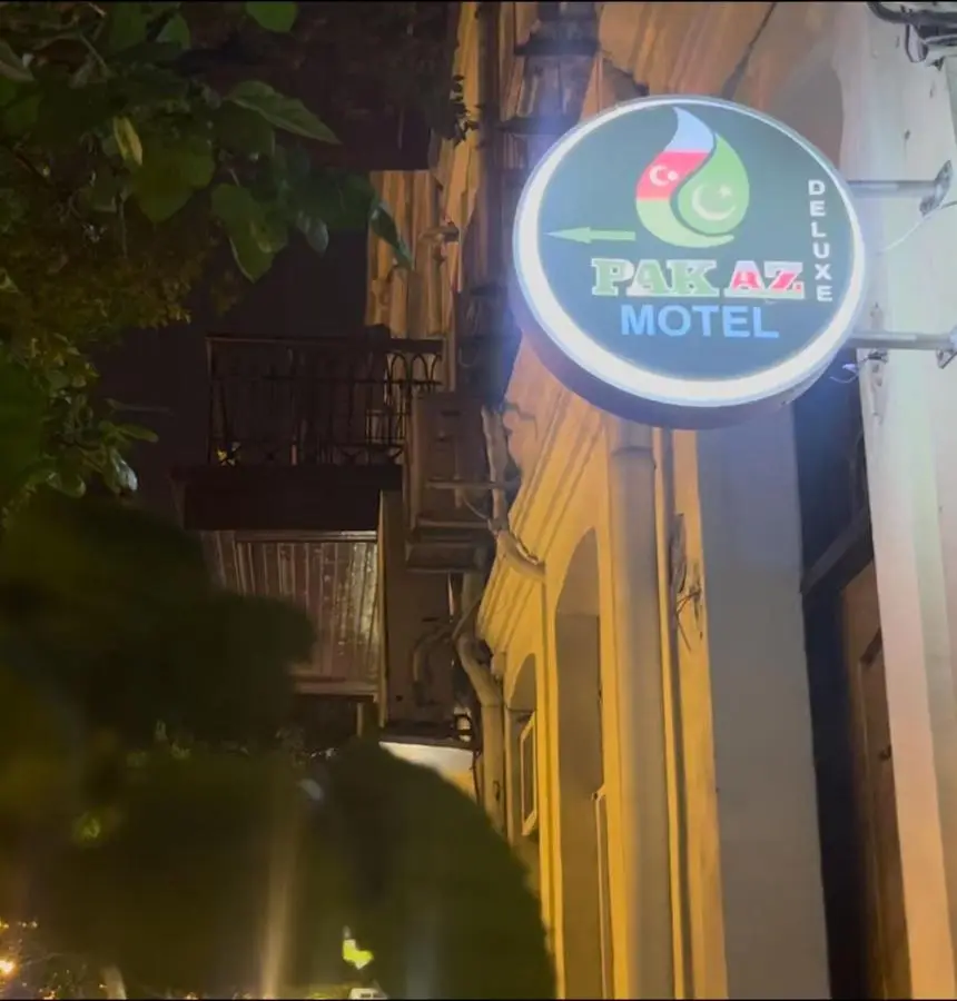 Pak Az Deluxe Hotel