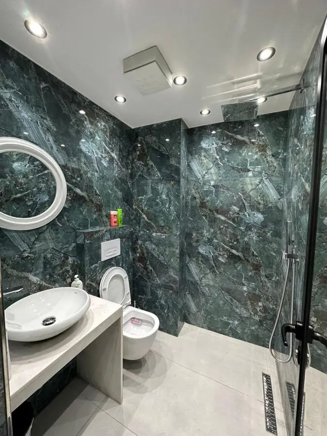 Enzo Rooms Center