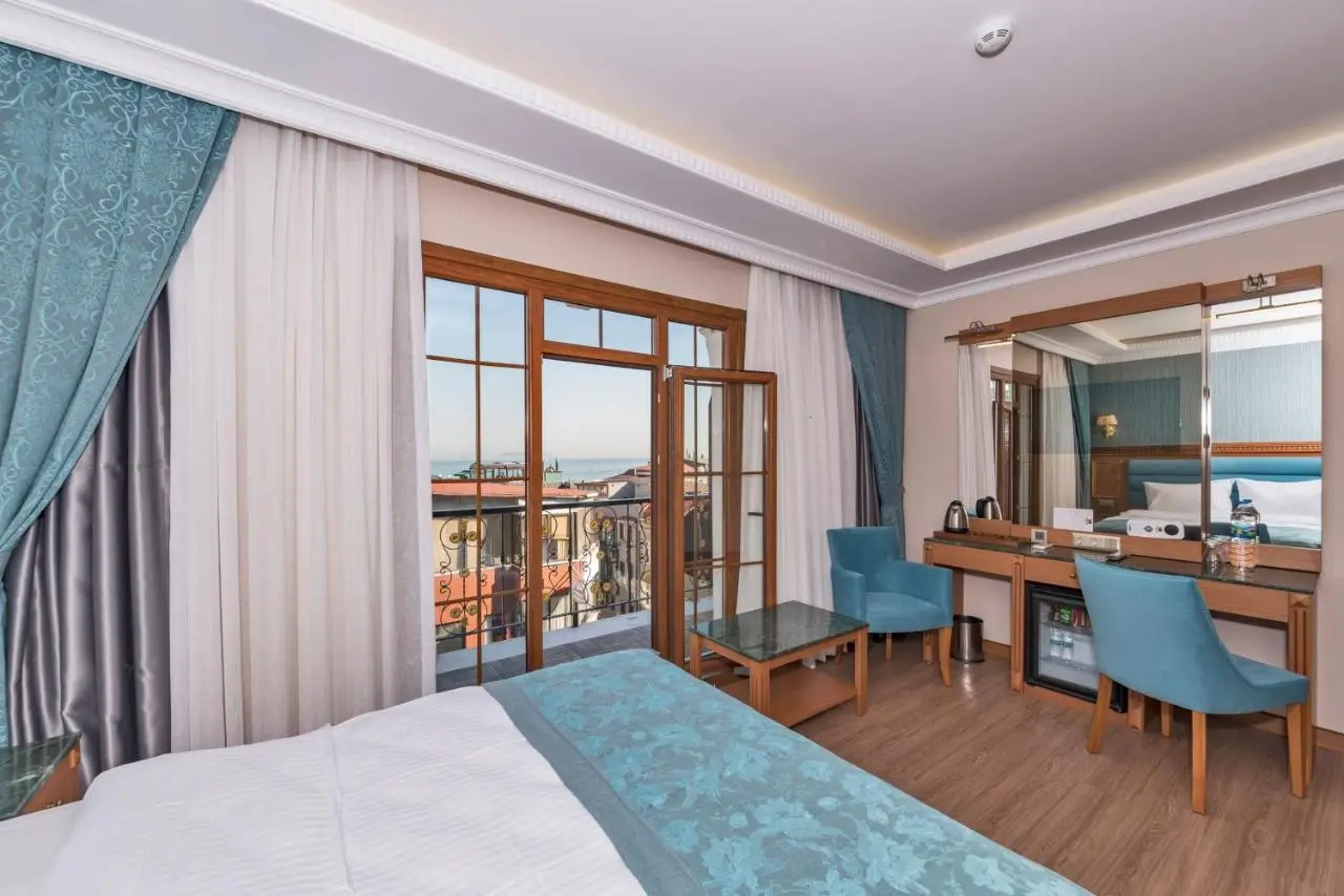 Magnaura House Hotel
