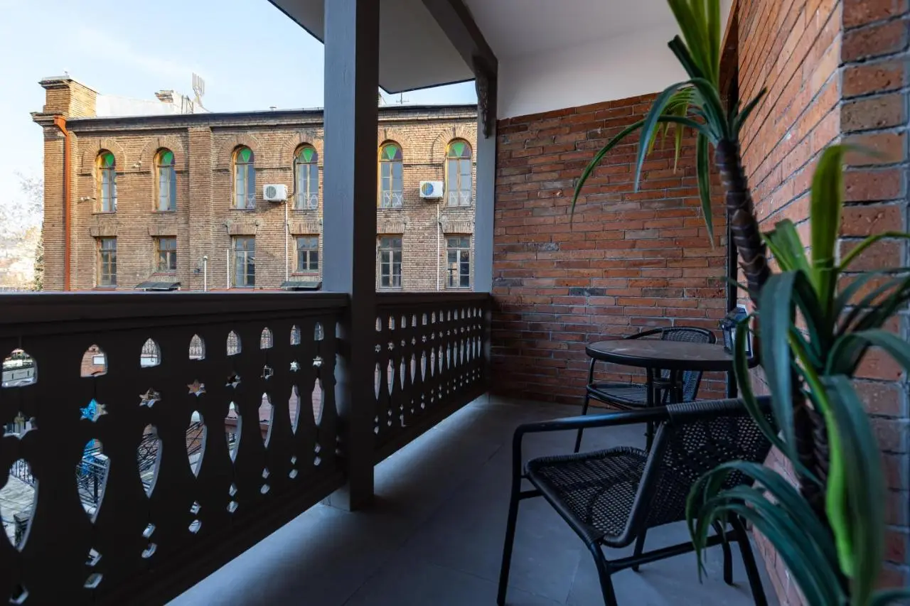 Apart Meidani - Stylish Old Town Apartment with Balcony & Synagogue View