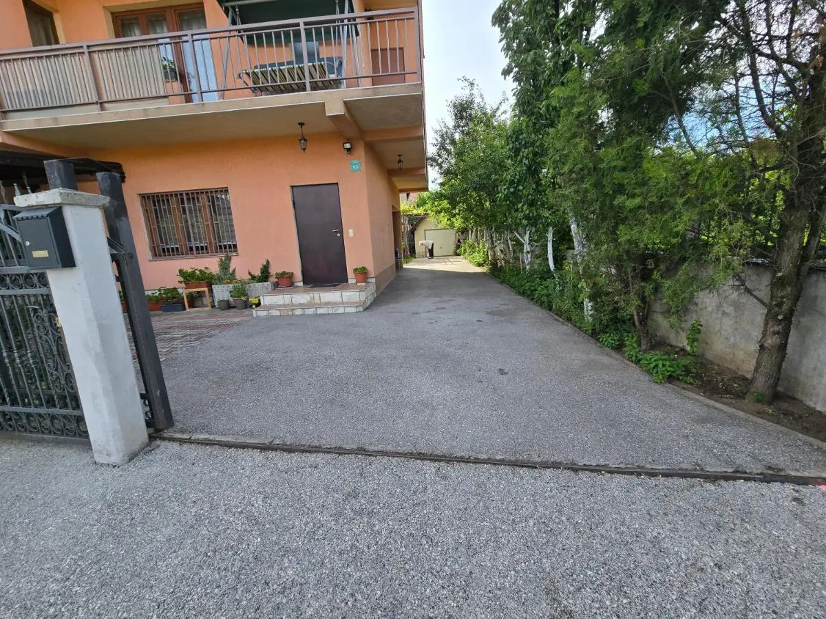 Apartman Nedim - Free Parking & Garden near Airport