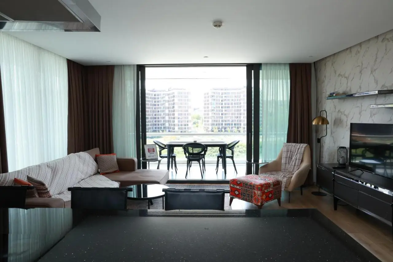 Deluxe 2BR Apartment Balcony 420