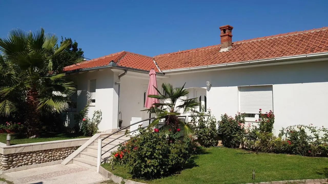 Apartments Tulipan - with free private parking garage