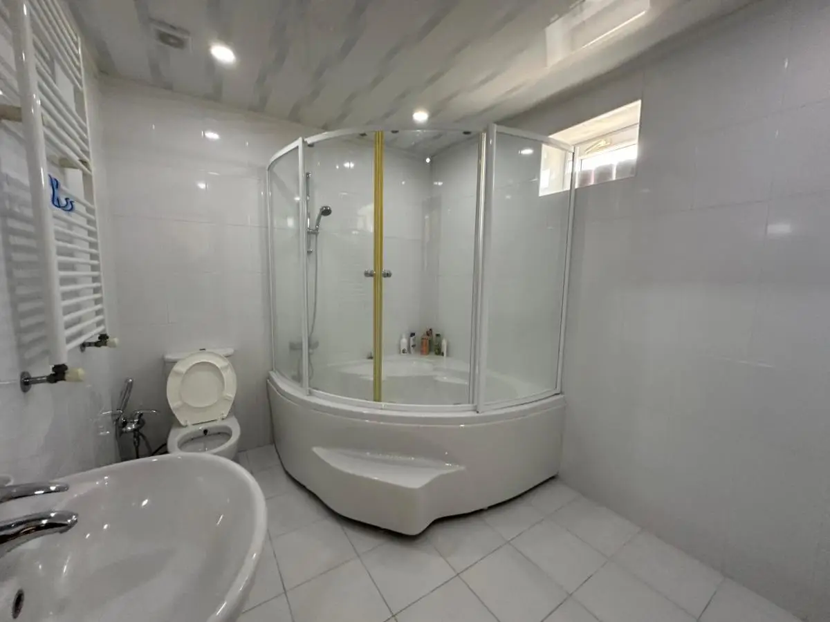 Spacious Yellow Villa with garden - up to 8 guests