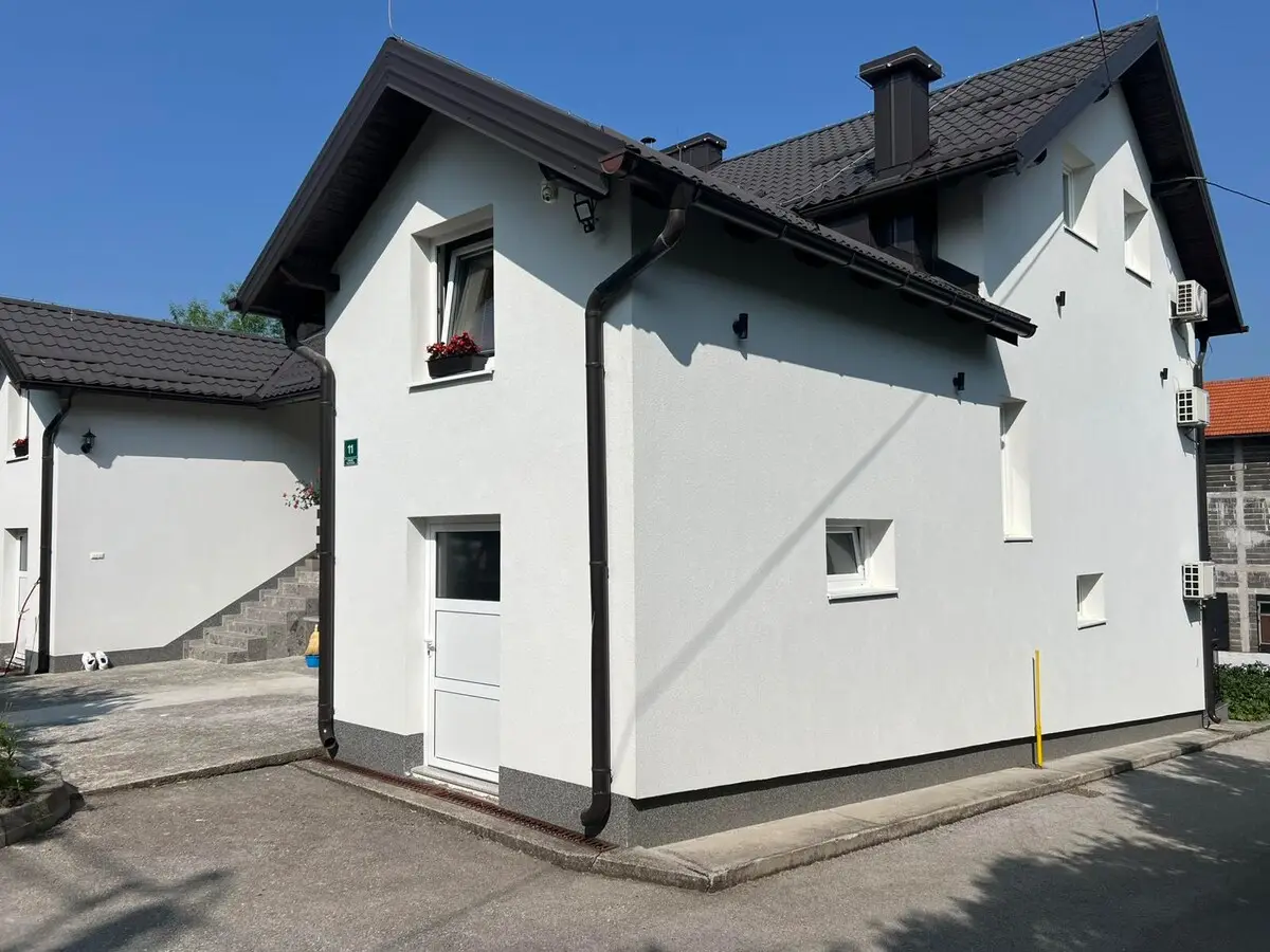 House with a large courtyard and parking, 3 air conditioners!