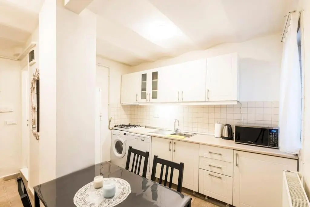 Beautiful 1 Br Apt. w/AC 400 meters Taksim Square