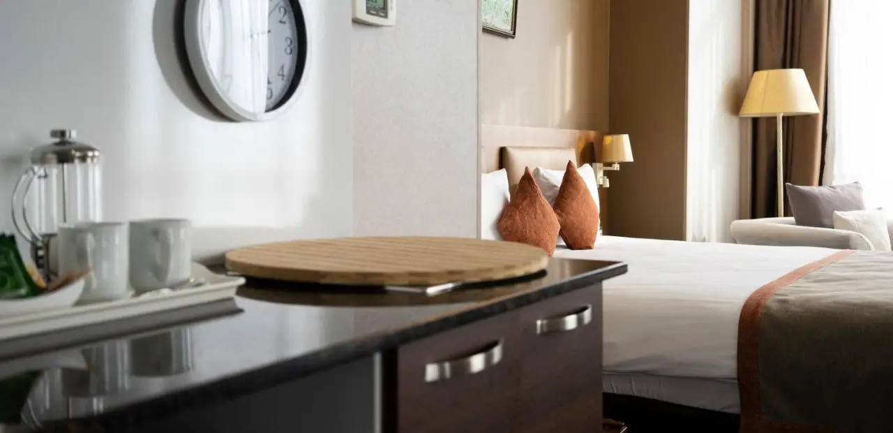 Parkside Hotel & Apartments