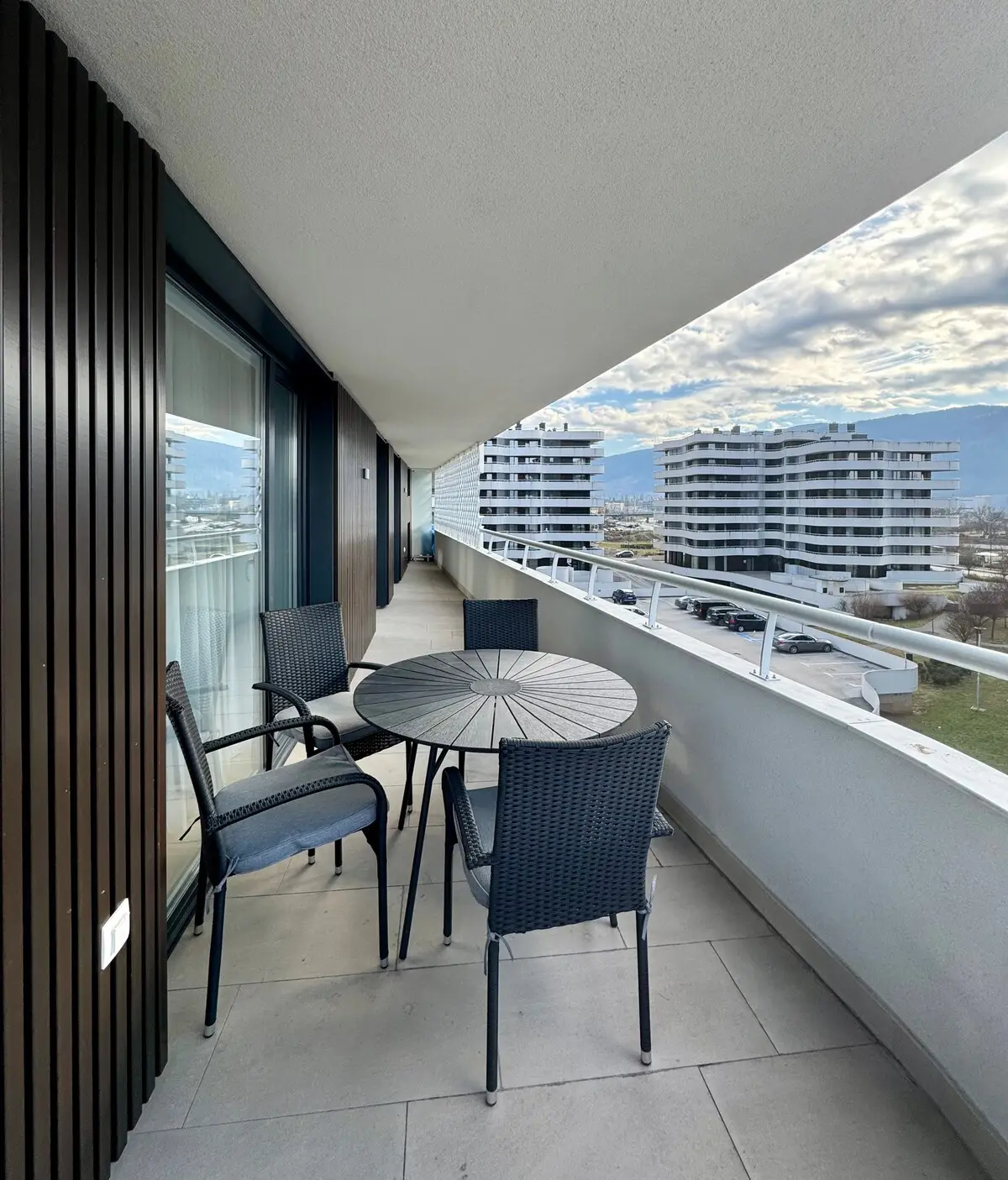 Lux Waves 2bdr apartment w/private parking