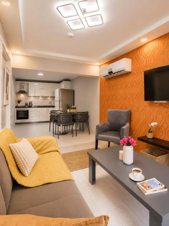 Hadrian Modern Amber Apartment in Prime Old Town Location