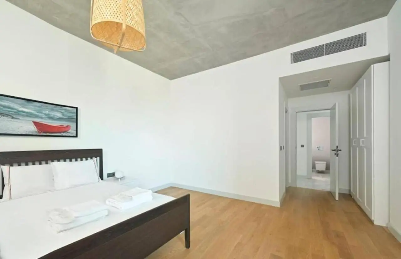 Bright Lovely Modern 2BD25 Condo PoolGym! #220